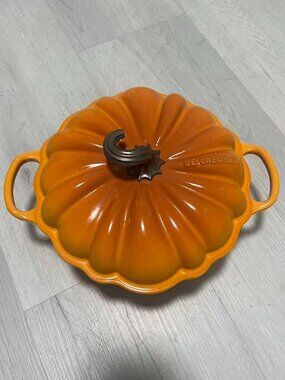 Le Creuset 4qt Enamaled Cast Iron Pumpkin Dutch Oven Cocotte!